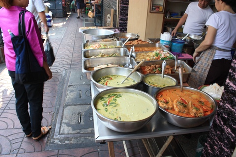 bangkok-china-town-food-waiting