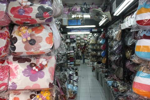 bangkok-china-town-selling-purses
