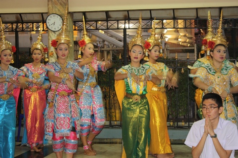 bangkok-erawan-shrine-dancing