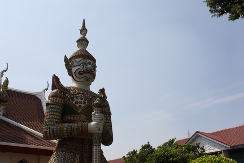 bangkok-wat-arun-big-statue-guardian
