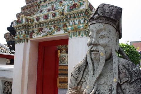 bangkok-wat-pho-smiling-chinese-guardian